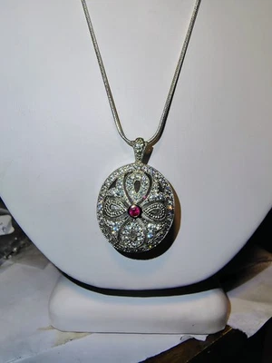 Collar colgante medallón filigrana de plata de ley 925 circonita cúbica piedra central roja rubí... Foto 1 de 4