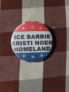 ICE BARBIE KRISTI NOEM HEIMATLAND BUTTON PIN 2 1/4" RUND - Bild 1 von 1