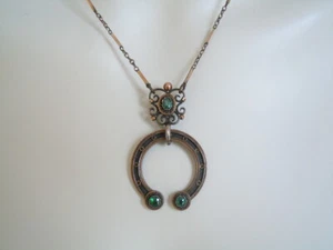 Antique Necklace Pendant Horseshoe Colour Stones Green Union Gablonz 13.8g/L:44.5cm - Picture 1 of 12