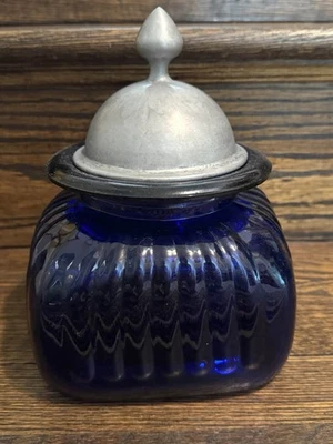 Bote de boticario acanalado de vidrio azul cobalto Artland con tapa de peltre de 7,5" Foto 1 de 4