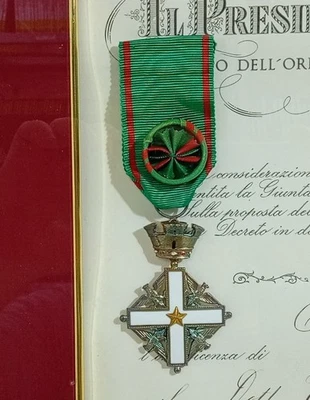 I144725 Attestato + Medaglia - Croce Ufficiale Pres. Saragat 1965 - Immagine 1 di 4