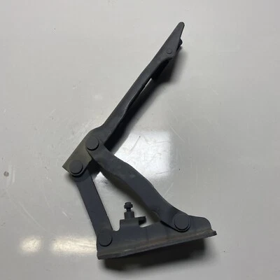 2006-2007 BMW 530XI - Right HOOD Hinge 7008728 - Image 1 of 4