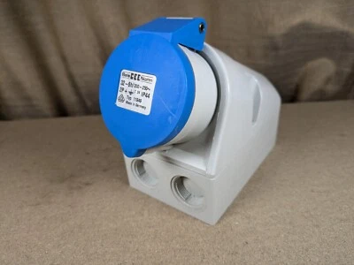 Ceenorm 11949 Quick Connect 32A 2P+E 240V Wall / Surface Mounted Socket IP44 - Image 1 of 4