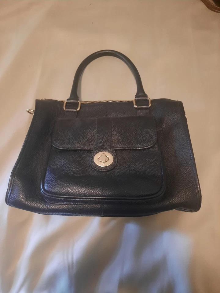 Bolso de mano Ora Delphine de cuero granulado negro con cremallera superior Foto 1 de 4