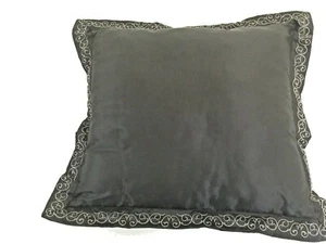 Almohada decorativa con borde de brida negra poliéster gris brillante 16" cuadrado. - Imagen 1 de 8