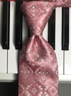 Corbata de vestir NICOLE MILLER / Delicada medallones de diamantes en plata y blanco sobre rosa Foto 1 de 4