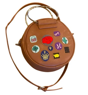 "Encantadora cartera redonda bandolera Charlie para mujer con parches de 8,5"" de diámetro marrón" Foto 1 de 4