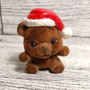 Beflockte Teddybär Weihnachten Brosche Anstecknadel RUSS Vintage trägt Nikolausmütze Hongkong - Bild 1 von 6