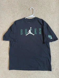 The Nike Tee Milwaukee Bucks Jumpman Loose Fit Medium T-Shirt - Bild 1 von 10