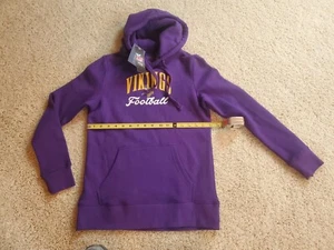 Damen Frauen Wikinger Sweatshirt, Gr. Small, BRANDNEU, FANATICS, süß lila - Bild 1 von 5