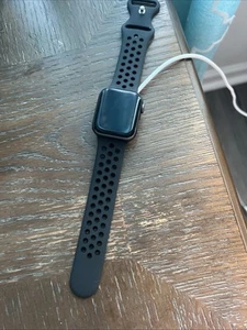 Apple Watch SE Nike 40mm Gray Aluminum Case Smartwatch MKQ33LL/A - Photo 1 sur 5