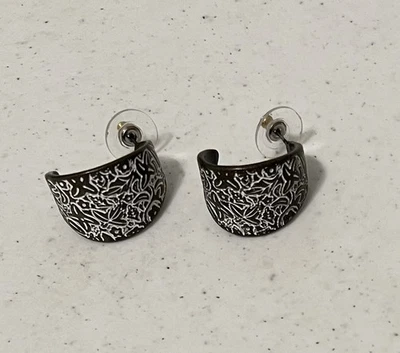 Pendientes Chicos Grabados Oscuro Grabado en Blanco Foto 1 de 2