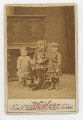 LINDO GATO PEQUEÑO, GATITO CON 3 NIÑOS, SILLA ORNAMENTADA - FOTO GABINETE, ITALIANO Foto 1 de 2