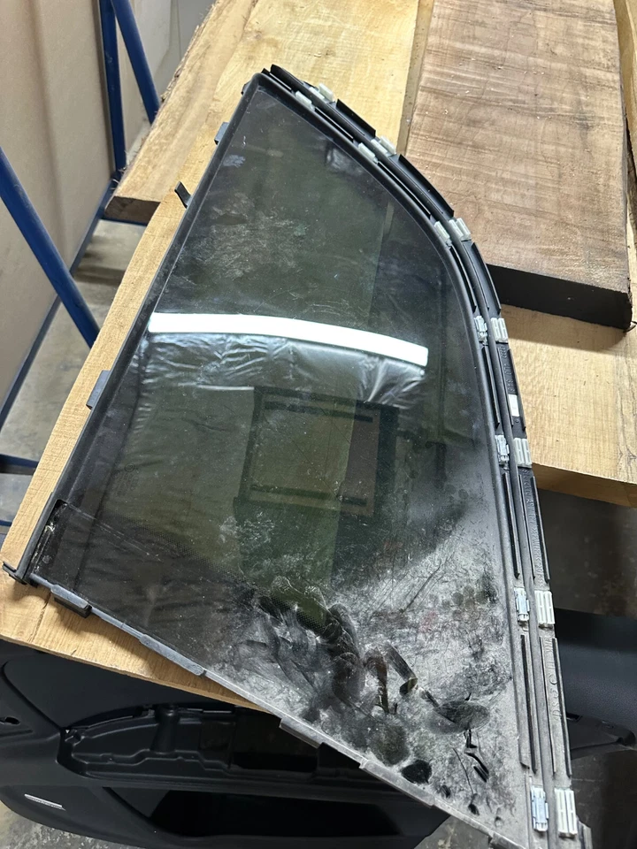07-15 Audi Q7 Quarter Glass Window pass and drivers sides - Image 1 of 2
