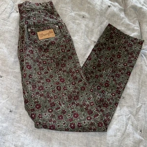 VTG 60s MISSES WRANGLER USA FLOWER JEANS DENIM PANTS Size 12 USA READ - Picture 1 of 10
