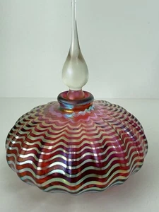 Flacon de parfum et bouchon plume tirée en verre irisé rouge signé Correia art - Photo 1/15