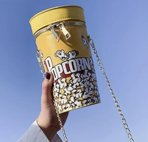 Bolso de hombro con cadena temática de palomitas de maíz, textura, cierre de cremallera con cadena dorada - Imagen 1 de 4