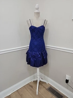 Vestido de Cóctel Steppin Out Mangas de Satén y Encaje Años 80 90 Baile de graduación Foto 1 de 4