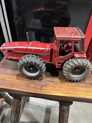 VINTAGE INTERNATIONAL 6388 TRACTOR 1/16th IH ERTL CAB WF 2+2 - Image 1 of 4