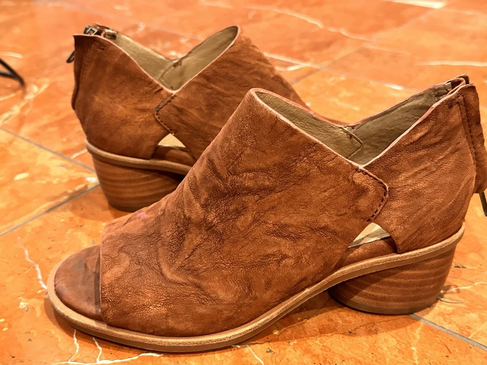 TACONES GRUESOS DE CUERO DE LADRILLO BLANDO CARLEIGH SHOOTIES PEEP TOE 6 M NUEVOS SIN CAJA Foto 1 de 4