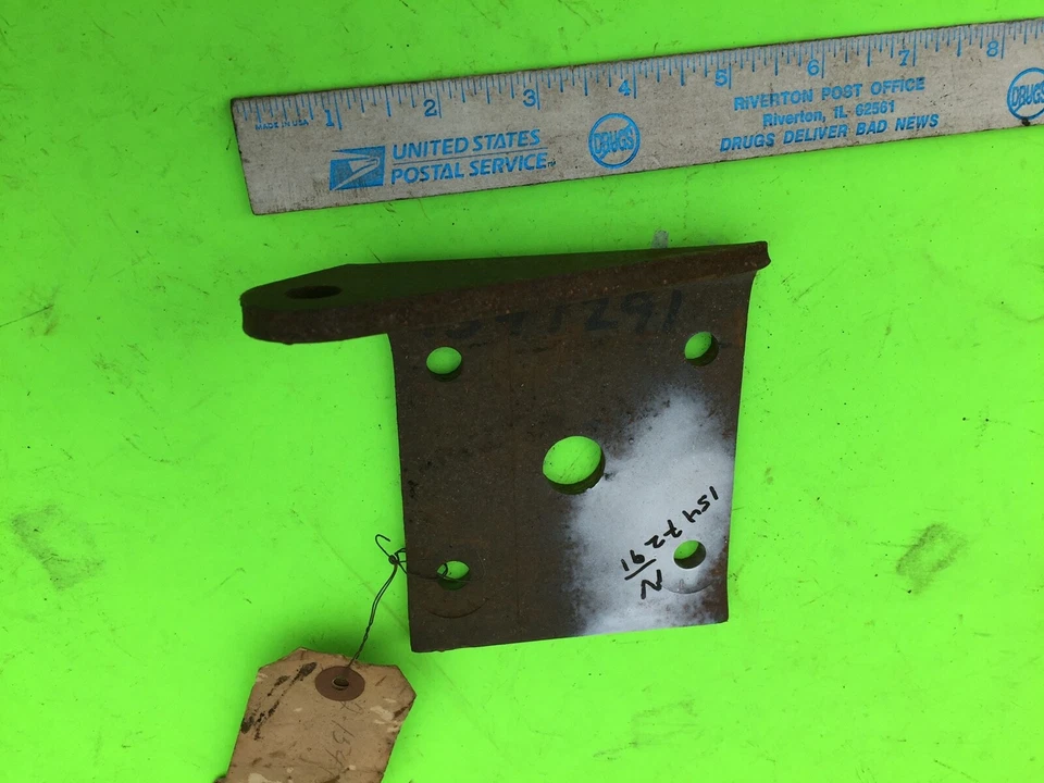 Studebaker, Lark, left, differential mount plate.   1547291.    Item:  12011 - Imagem 1 de 1