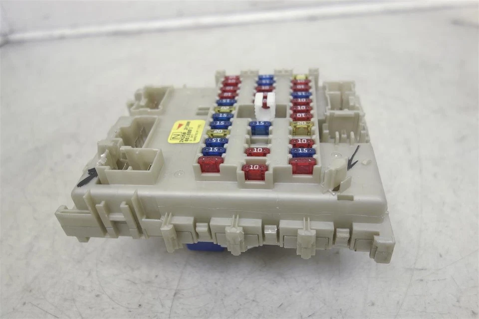 Блок распределительной коробки предохранителей салона Infiniti I30 2000-2001 годов выпуска *сколотая вилка* - Изображение 1 из 4