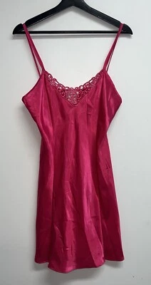 Camisón de satén Expressions California Dynasty para mujer M rosa Barbiecore Barbie Foto 1 de 4