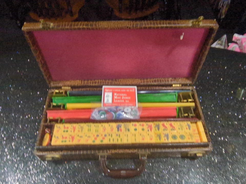 VTG Mahjong Set, 160 Tiles, Bakelite 5 Trays, Tokens - Image 1 of 4