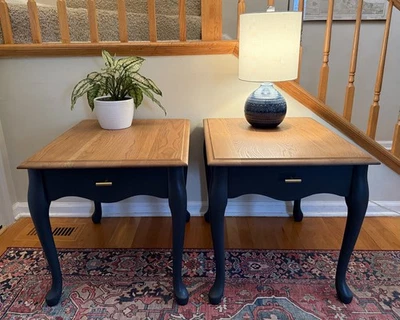 Conjunto vintage refinado de 2 mesas laterais Queen Anne madeira de carvalho preta e natural  - Imagem 1 de 4