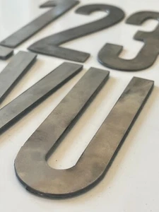 Letras y números metálicos de 10 pulgadas orificios de montaje con acabado oxidado o natural disponibles - Imagen 1 de 15