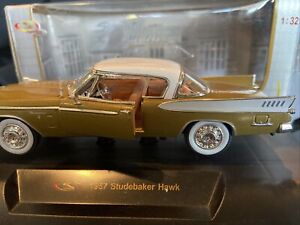 1/32 Scale 1957 Studebaker Golden Hawk Diecast Car - Signature Models 32399 Gold