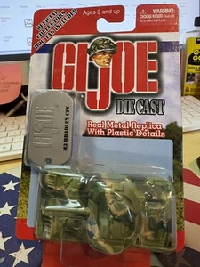 GI JOE SERIES I M3 BRADLEY CFV CAMO W / DOG TAG NOC 2001 MAISTO - Picture 1 of 7