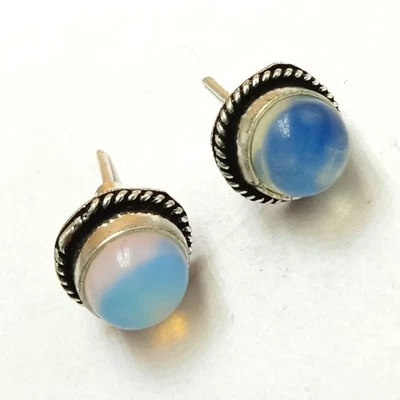 Pendientes enchapados en plata de ley 925 con tachuelas de piedras preciosas de opalita de corte redondo Foto 1 de 4