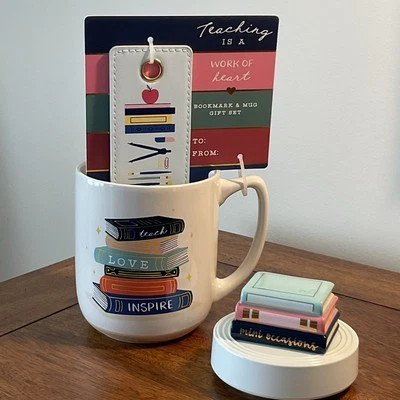 Nora Fleming A239 Mini Ocasiones Pila de Libros Mini, Taza y Marca - ¡TODO NUEVO! Foto 1 de 4
