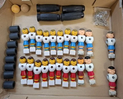 22Kickerfiguren mit 2Bällen, Befestigungsmaterial + Zubehör, teilweise gebraucht - Bild 1 von 4