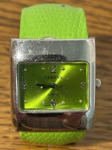 Vintage Geneva Damen limettengrün Manschettenuhr quadratisches Zifferblatt Japan Uhrwerk neue Batterie - Bild 1 von 9