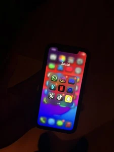 iphone with tiktok - Photo 1 sur 2