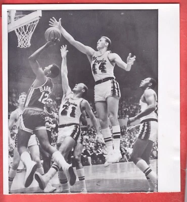 Lakers Jerry West Blocks Knicks Dick Barnett 1965 Foto 1 de 2