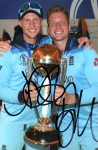ENGLAND CRICKET: JOE ROOT & JOS BUTTLER SIGNED 6x4 WORLD CUP PHOTO+COA *PROOF* - Picture 1 of 2