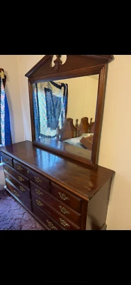 Broyhill Mueble Cama Queen Alto Seis Cajones Cómoda y Cajón Largo con Espejo Foto 1 de 2