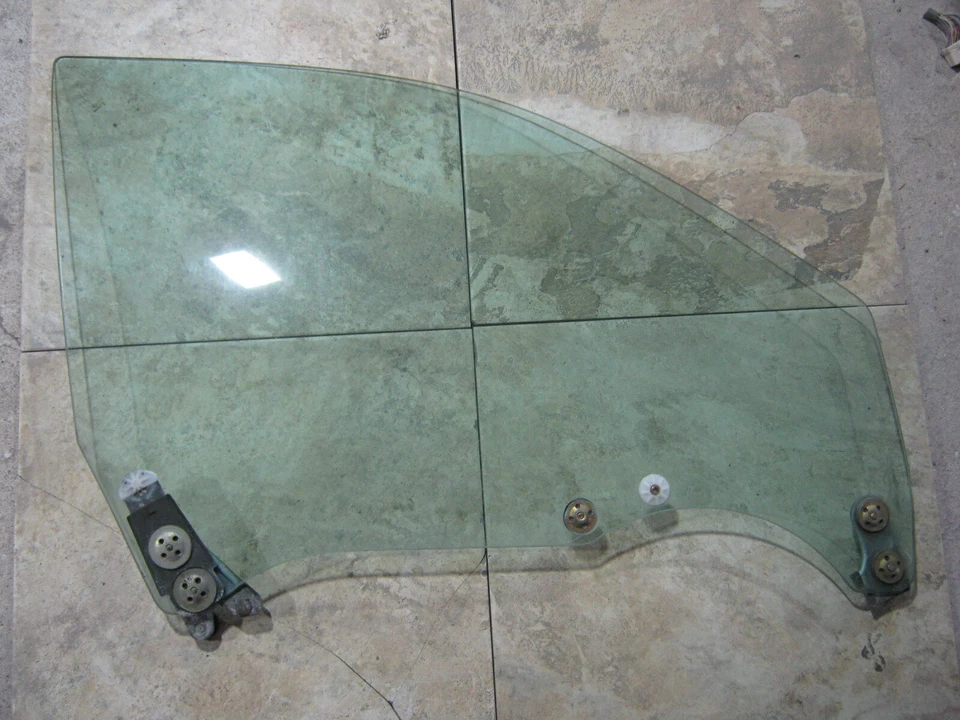 2000 - 2004 Subaru Legacy Outback Passenger Front Door Glass - Image 1 of 1