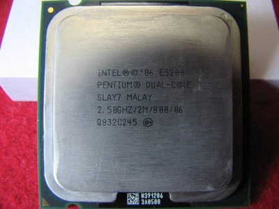 CPU Emission  Intel Pentium E5200 DUAL-CORE  2.50GHz/2M/800/06  SLAY7 MALAY  USE - Image 1 of 3