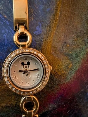 Винтажные часы Disney Time Works золотистые со стразами. нужен новый аккумулятор. работает - Изображение 1 из 4