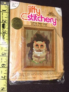 JIFFY STITCHERY ""PEQUEÑO BÚHO ÁRBOL"" KIT DE BORDADO CREWEL 1978 SELLADO DAN TROTTER - Imagen 1 de 4