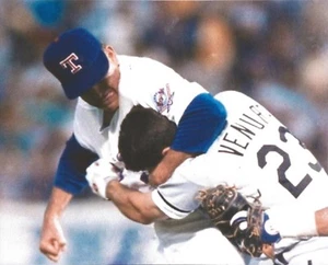 NOLAN RYAN & ROBIN VENTURA FIGHT 8X10 PHOTO TEXAS RANGERS PICTURE MLB BASEBALL - Picture 1 of 1