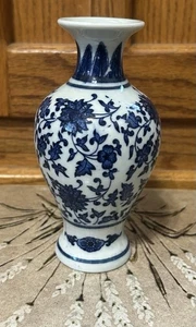 Vintage Chinese Blue & White Porcelain Small Vase - Kangxi Reign Mark - Picture 1 of 8
