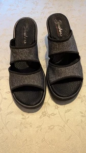 Skechers espuma viscoelástica negro/gris cuña tacón deslizable/sandalias, talla 10M, tacón-2,5 pulgadas - Imagen 1 de 6