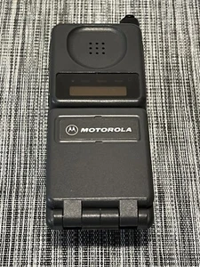 Vintage Motorola Flip Cell Phone - Photo 1 sur 5