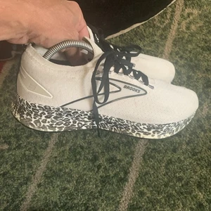 Taglia 10,5 - Brooks Levitate StealthFit 6 bianco nero - Foto 1 di 6