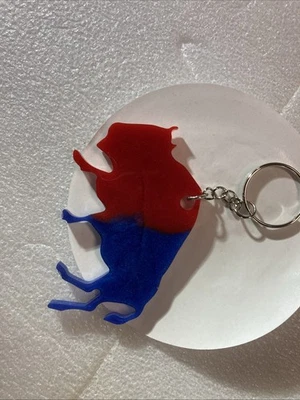 Llavero estilo búfalo azul y rojo Foto 1 de 3